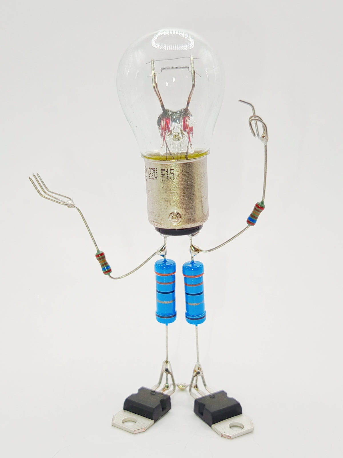 Figurine ou sculpture représentant un personnage qui a une bonne idée miniature fabriquée avec des composants électroniques recyclés