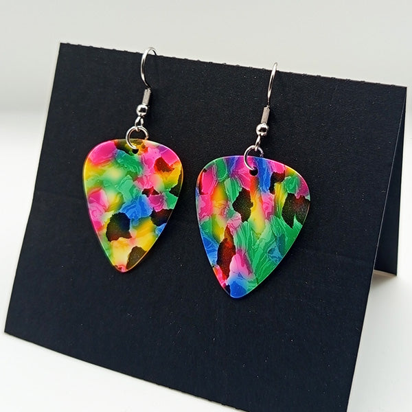 boucles d'oreilles fabriquées à partir de véritables médiators de guitare montées sur des supports en acier chirurgical