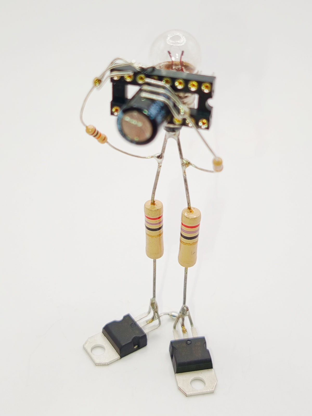 Figurine représentant un photographe miniature fabriquée avec des composants électroniques recyclés