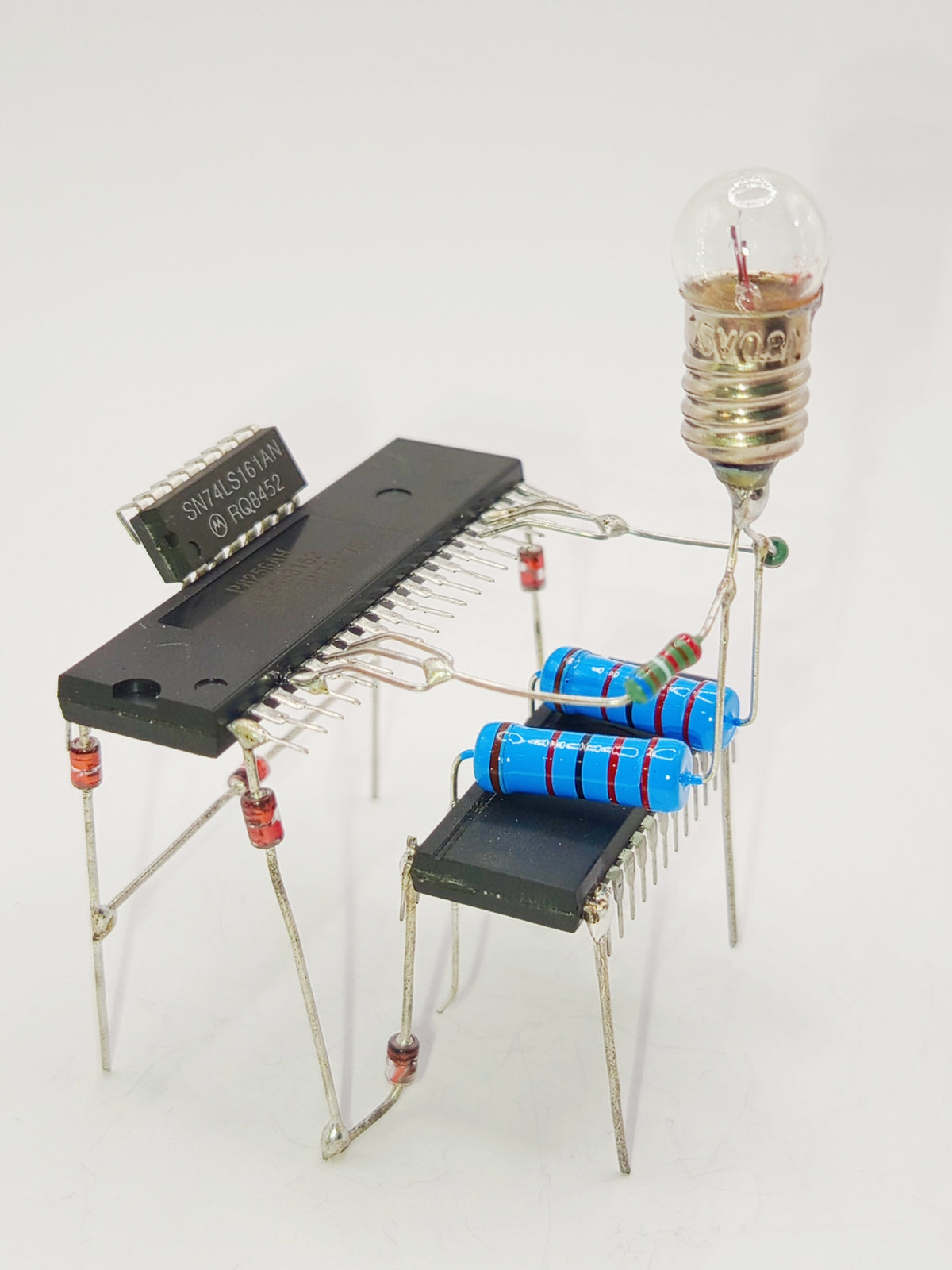 Figurine représentant un pianiste miniature fabriquée avec des composants électroniques recyclés