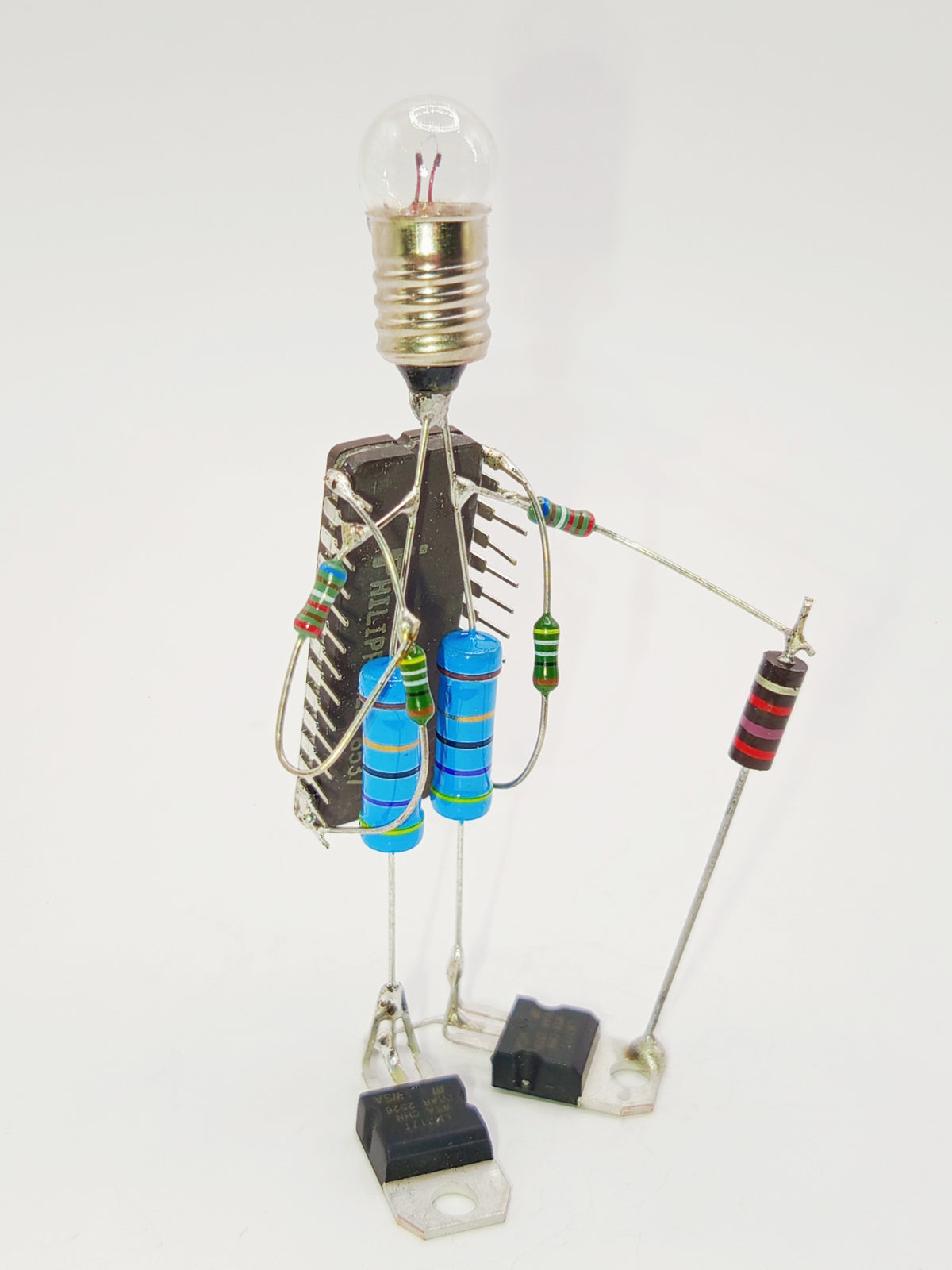 Figurine ou sculpture représentant un randonneur miniature fabriquée avec des composants électroniques recyclés