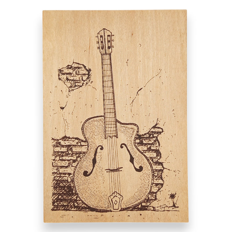 carte postale en bois sérigraphiée guitare qui peut être envoyée par la poste avec un seul timbre