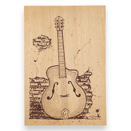 carte postale en bois sérigraphiée guitare qui peut être envoyée par la poste avec un seul timbre