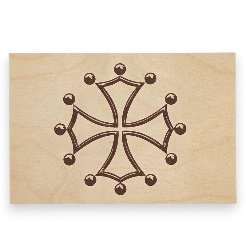 carte postale en bois croix occitane sérigraphiée qui peut être envoyée par la poste avec un seul timbre