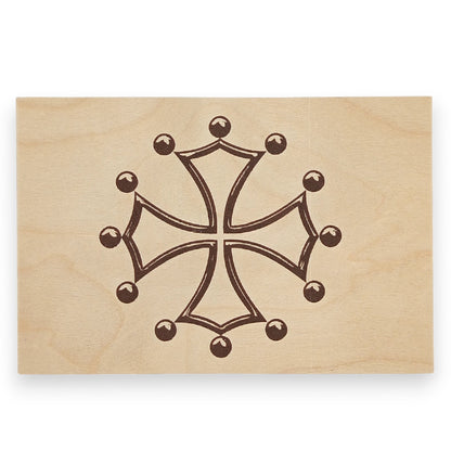 carte postale en bois croix occitane sérigraphiée qui peut être envoyée par la poste avec un seul timbre