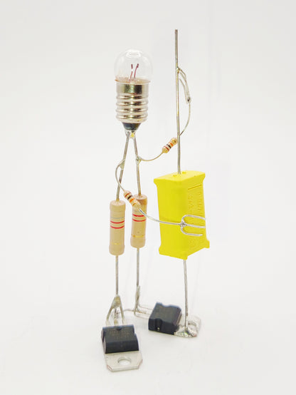 Figurine représentant un contre bassiste  miniature fabriquée avec des composants électroniques recyclés