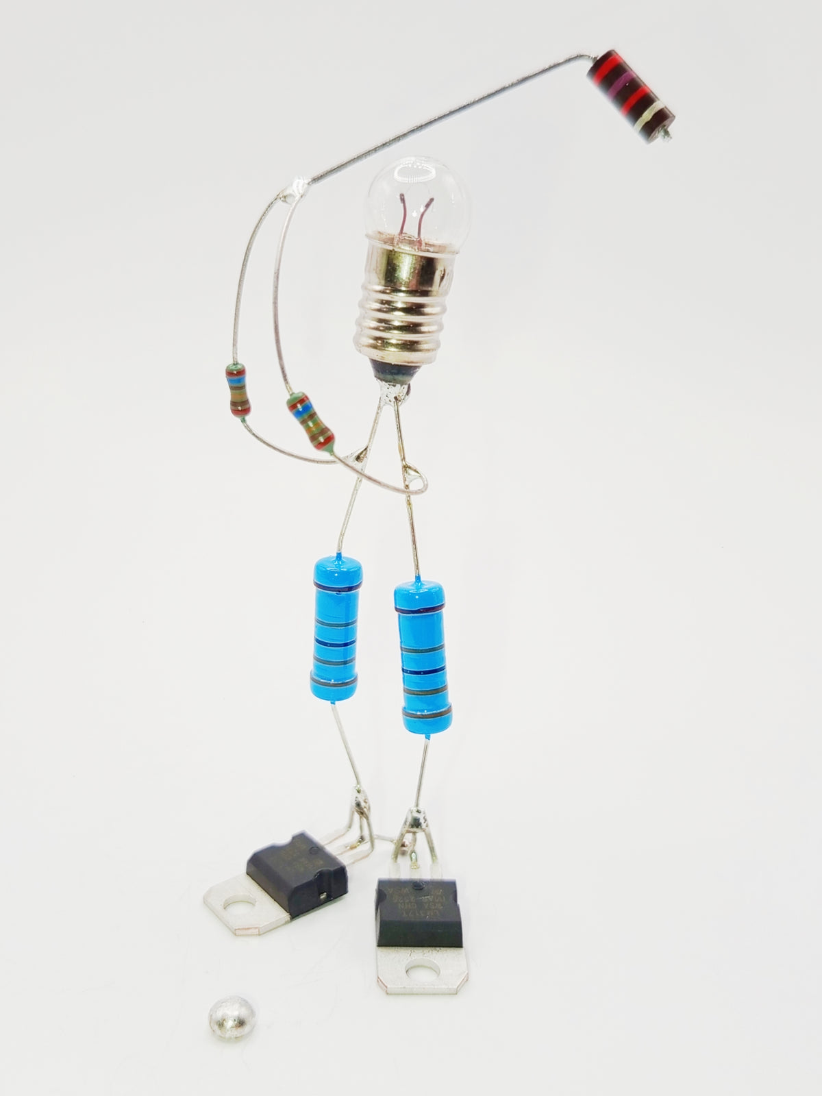 Figurine représentant un golfeur  miniature fabriquée avec des composants électroniques recyclés