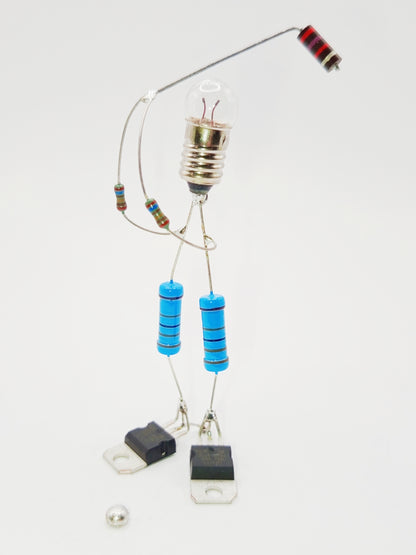 Figurine représentant un golfeur  miniature fabriquée avec des composants électroniques recyclés