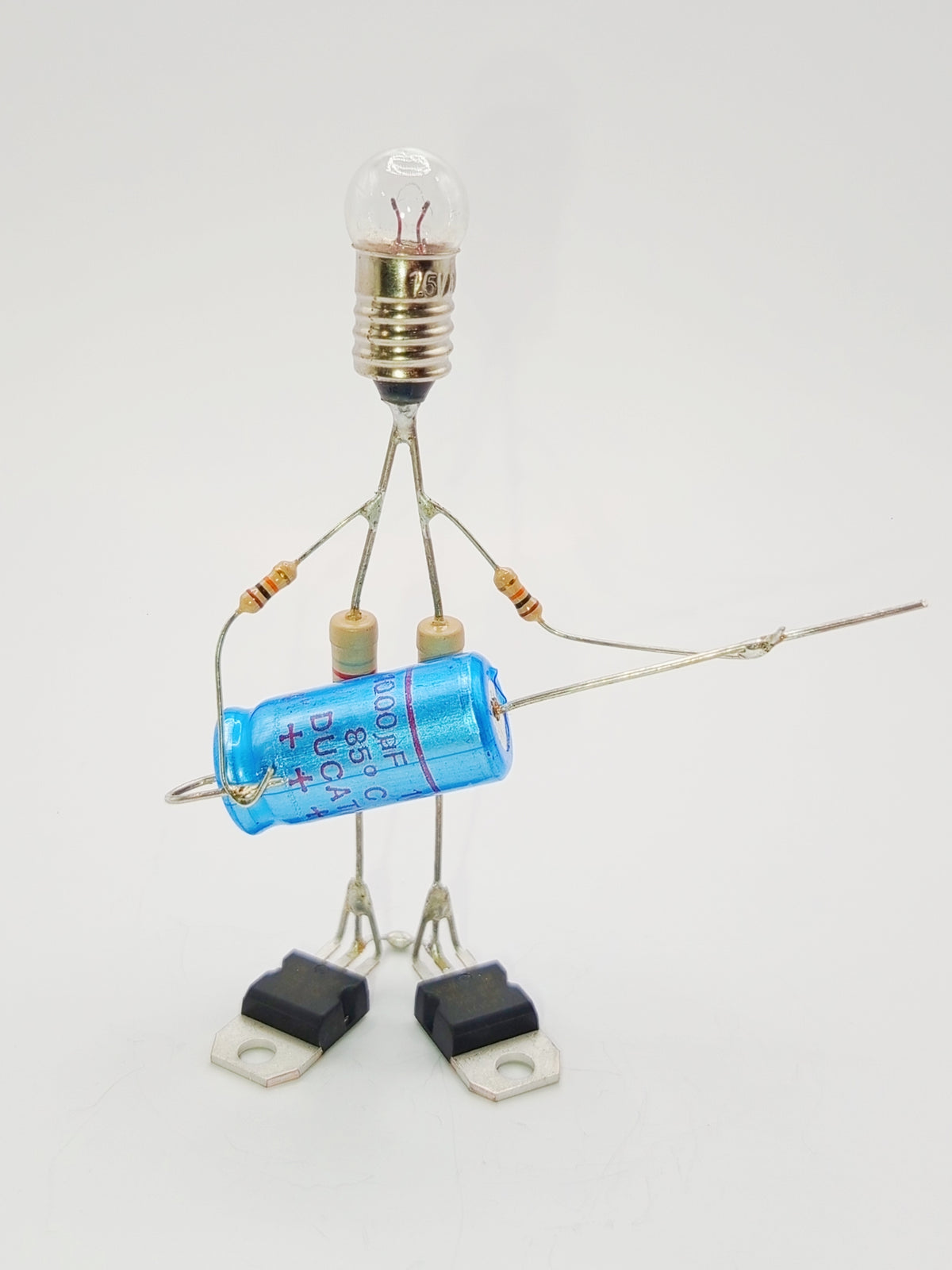 Figurine ou sculpture représentant un bassiste miniature fabriquée avec des composants électroniques recyclés
