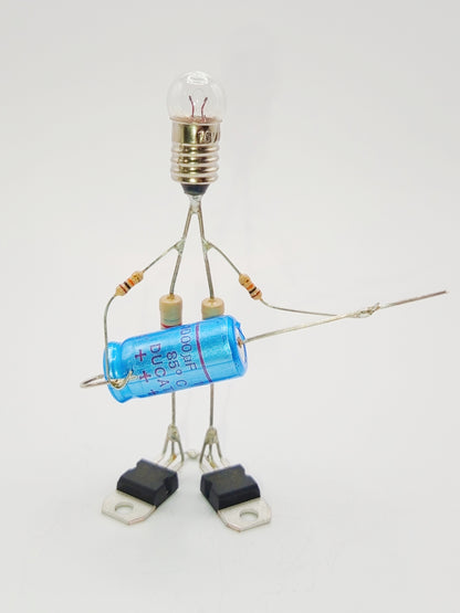 Figurine ou sculpture représentant un bassiste miniature fabriquée avec des composants électroniques recyclés