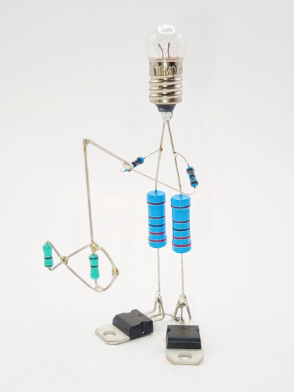 Figurine représentant un pêcheur  miniature fabriquée avec des composants électroniques recyclés
