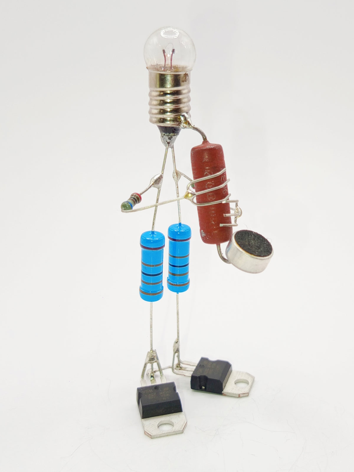 Figurine ou sculpture représentant un saxophoniste miniature fabriquée avec des composants électroniques recyclés