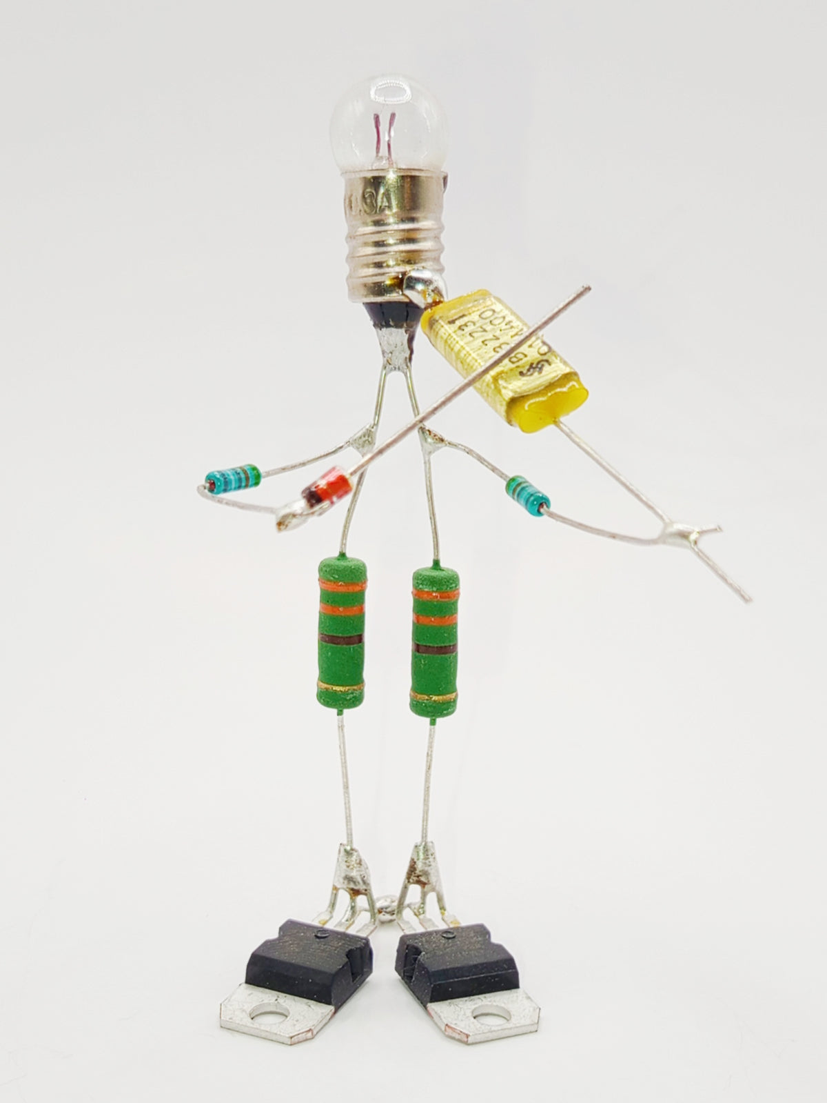 Figurine ou sculpture représentant un violoniste miniature fabriquée avec des composants électroniques recyclés