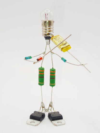 Figurine ou sculpture représentant un violoniste miniature fabriquée avec des composants électroniques recyclés