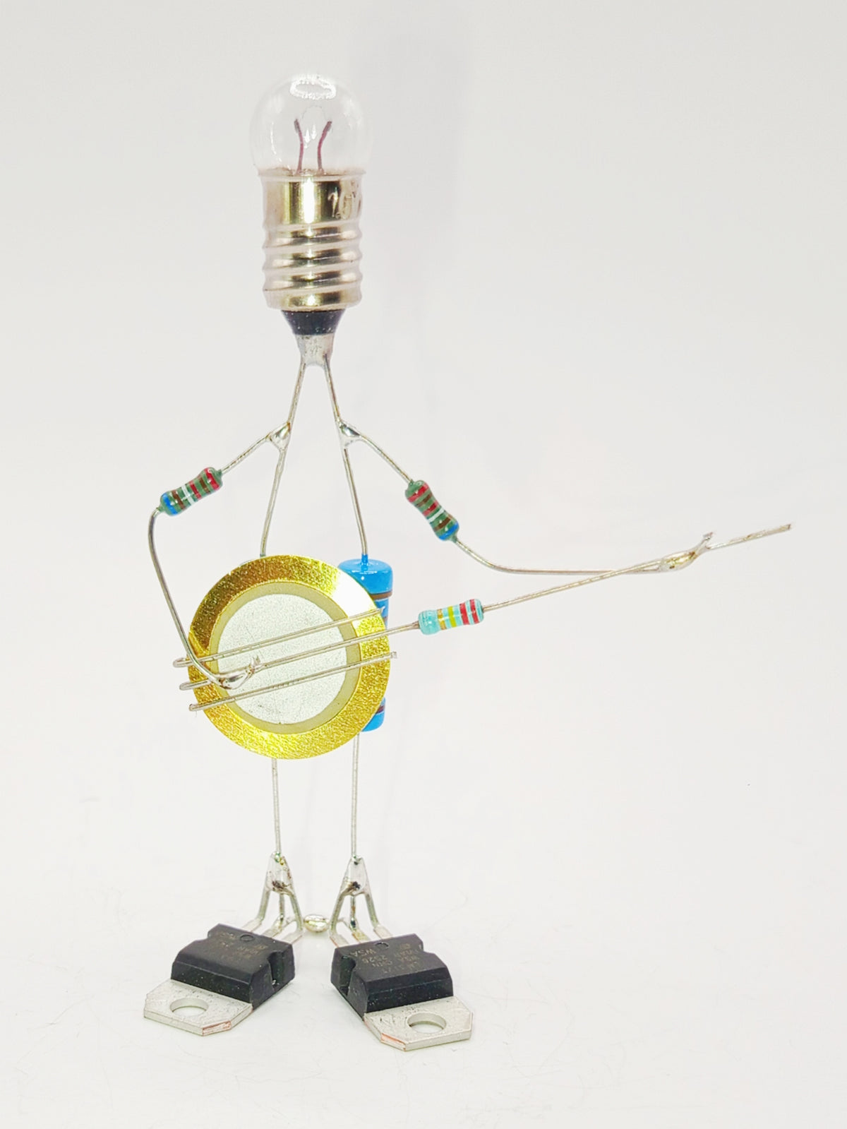 Figurine ou sculpture représentant un joueur de banjo miniature fabriquée avec des composants électroniques recyclés