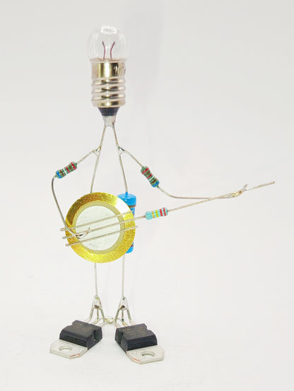 Figurine ou sculpture représentant un joueur de banjo miniature fabriquée avec des composants électroniques recyclés