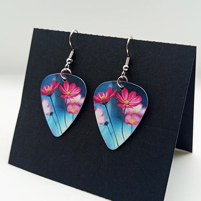 boucles d'oreilles fabriquées à partir de véritables médiators de guitare montées sur des supports en acier chirurgical