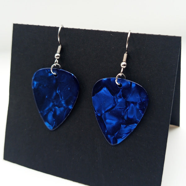 boucles d'oreilles fabriquées à partir de véritables médiators de guitare montées sur des supports en acier chirurgical