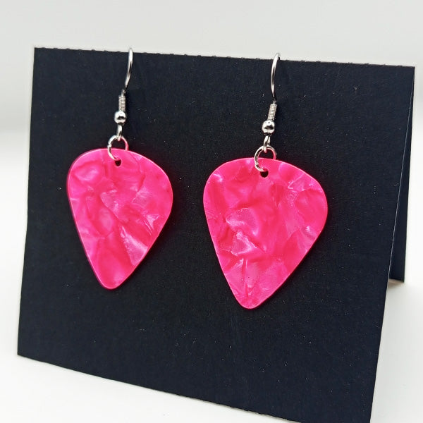 boucles d'oreilles fabriquées à partir de véritables médiators de guitare montées sur des supports en acier chirurgical