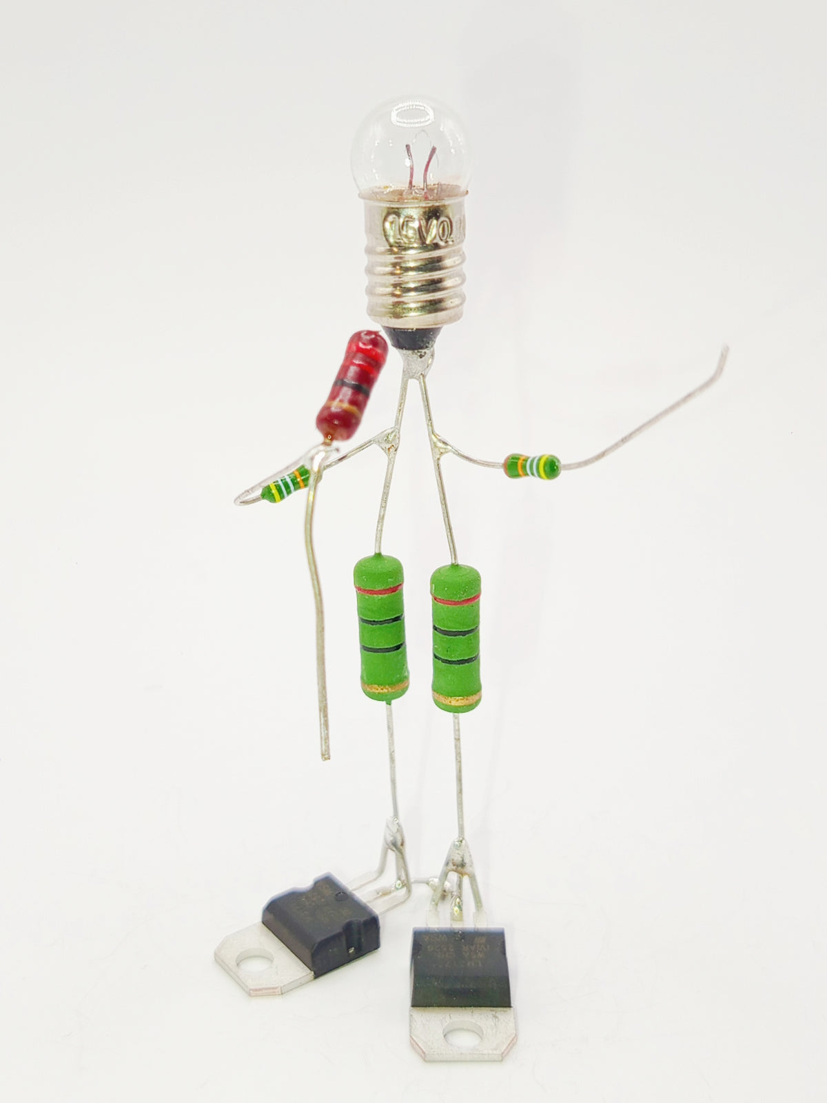 Figurine ou sculpture représentant un chanteur miniature fabriquée avec des composants électroniques recyclés
