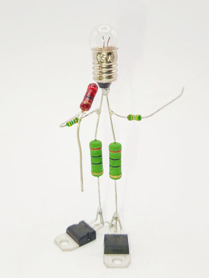 Figurine ou sculpture représentant un chanteur miniature fabriquée avec des composants électroniques recyclés