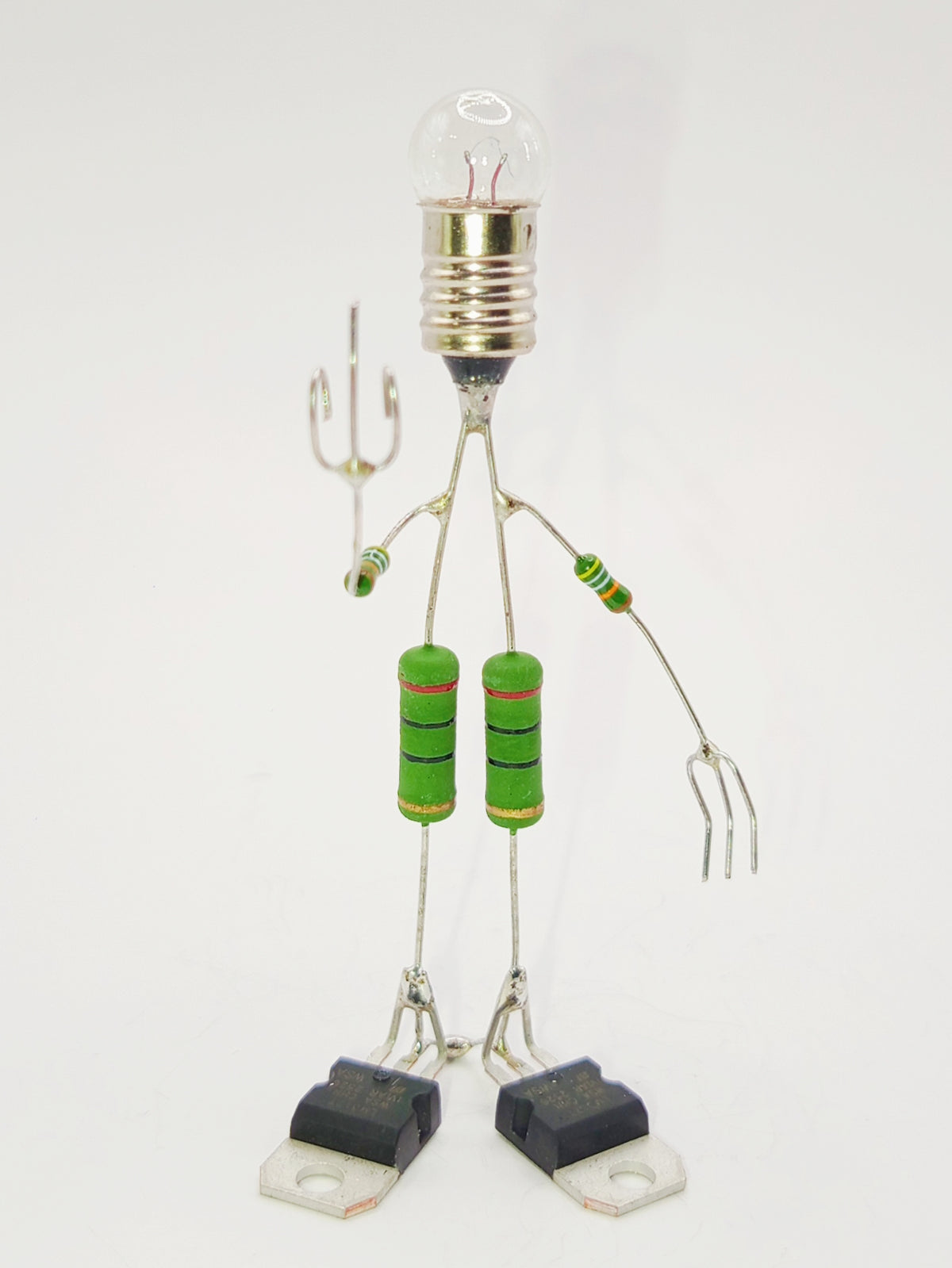 Figurine ou sculpture représentant un personnage qui fait un doigt d'honneur miniature fabriquée avec des composants électroniques recyclés