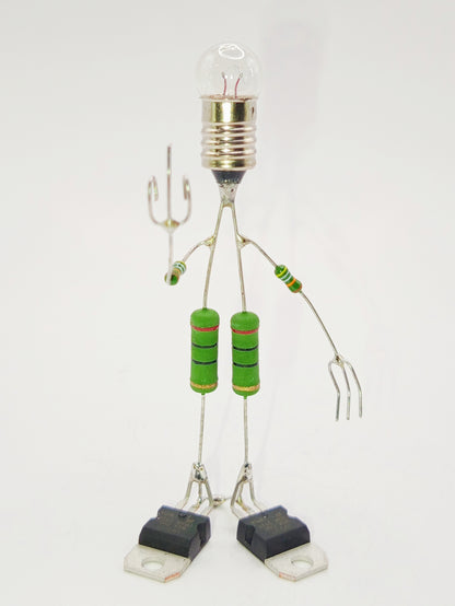 Figurine ou sculpture représentant un personnage qui fait un doigt d'honneur miniature fabriquée avec des composants électroniques recyclés