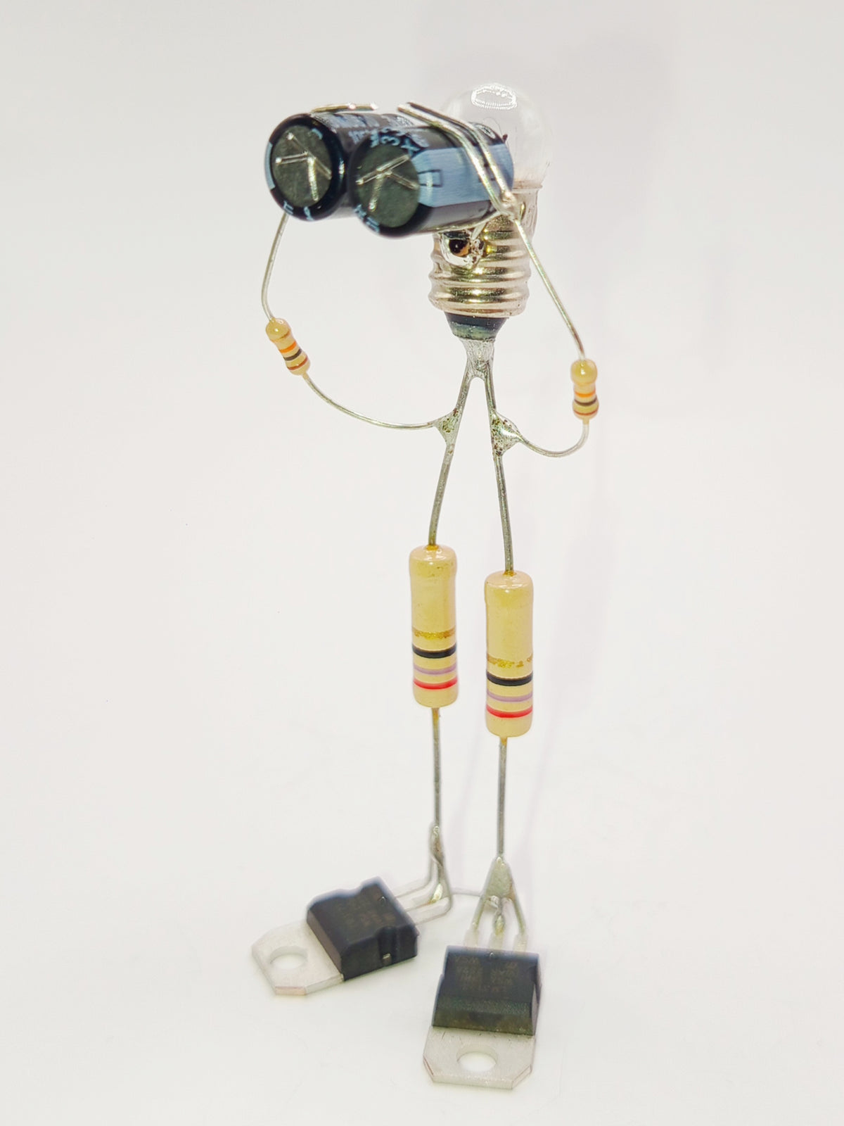 Figurine ou sculpture représentant un personnage aux jumelles miniature fabriquée avec des composants électroniques recyclés