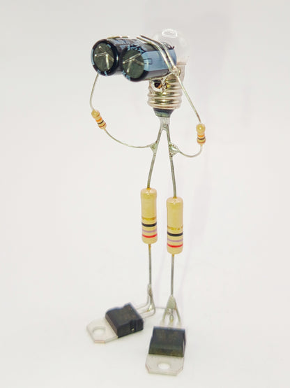 Figurine ou sculpture représentant un personnage aux jumelles miniature fabriquée avec des composants électroniques recyclés