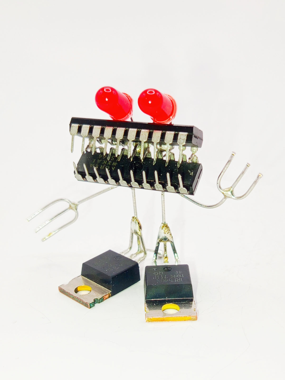 Figurine représentant un personnage  miniature fabriquée avec des composants électroniques recyclés