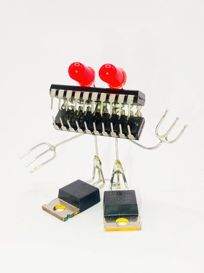 Figurine représentant un personnage  miniature fabriquée avec des composants électroniques recyclés