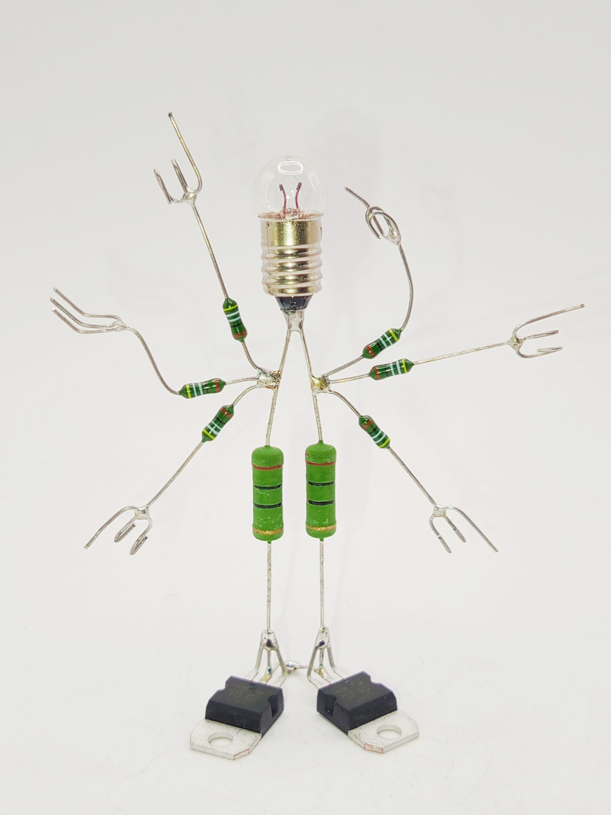 Figurine représentant un personnage à plusieurs bras miniature fabriquée avec des composants électroniques recyclés