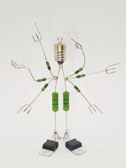 Figurine représentant un personnage à plusieurs bras miniature fabriquée avec des composants électroniques recyclés