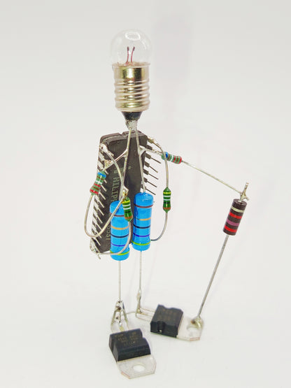 Figurine ou sculpture représentant un randonneur miniature fabriquée avec des composants électroniques recyclés